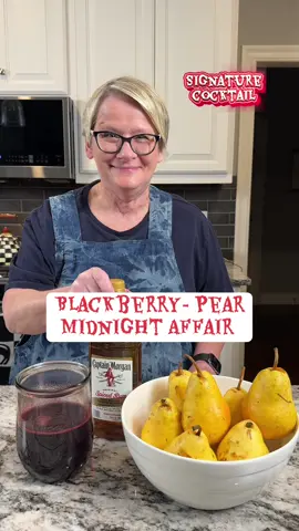 You will not believe how warm, rich and delicious this fall inspired cocktail is 🍹 Blackberry-Pear  Midnight Affair  ( LOLADAY Version ) Signature Recipe ☑️ 2 oz Spiced Rum ( with vanilla ) 2 oz Blackberry Juice 2 oz Pear Juice  0.5 oz Lemon Juice ( to taste ) Sparkling Water  Garnish with Lemon Slice and Cinnamon Stick Enjoy ❤️  #fyp #juicing #manualjuicer #kitchengadgets #Recipe @allergictoboring 