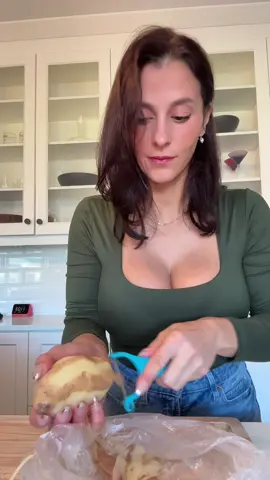 Parboiled potatoes= crispy roasted potatoes 🥔  #Recipe #roastedpotatoes #food 