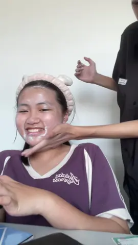 #xuhuong #xuhuongtiktok #makeup Lần đâu bôi :))