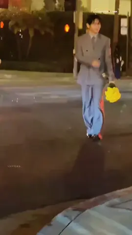 Mi principe #Taehyung  Buscandome con hermoso roma de rosas amarillas 