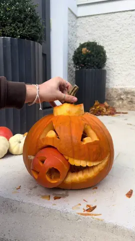 Spooky season is here 🎃 Heute mal ein kleiner DIY-Moment – Kürbis geschnitzt, Kerze rein und schon zieht Halloween-Stimmung vor die Haustür 🕯️🍂 Wer hat seinen Kürbis schon geschnitzt? 👉🏼 Speichere dir das Reel als Inspiration für Halloween.  #halloweenvibes #pumpkincarving #halloweendecor #autumninspo #falldecor             