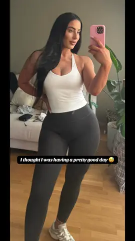 Cardiac arrest on a Sunday anyone? I’m just a girl afterall 😅 In all seriousness, waiting on a cardiologist, currently resting, could not have done that without those incredible paramedics guiding me through such a scary process, absolute angels 🩷👩🏼‍⚕️👨🏻‍⚕️🏥 I felt ridiculous calling 000 but I knew within myself something was very wrong, trust your gut.. you knkw your body better than anyone else 🙏🏼 #medicalemergency #imjustagirl #workoutdonefortheday #cardiacarrest #stillkicking 