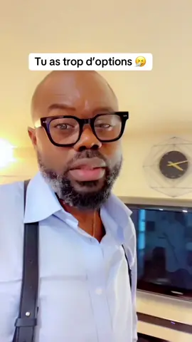 Que l’attention de 20 personnes à la fois sur les réseaux, ne te fasse pas minimiser l’attention d’une personne réelle dans ta vie !! #pourtoi  #fyp  #humour  #pov #fypageシ 