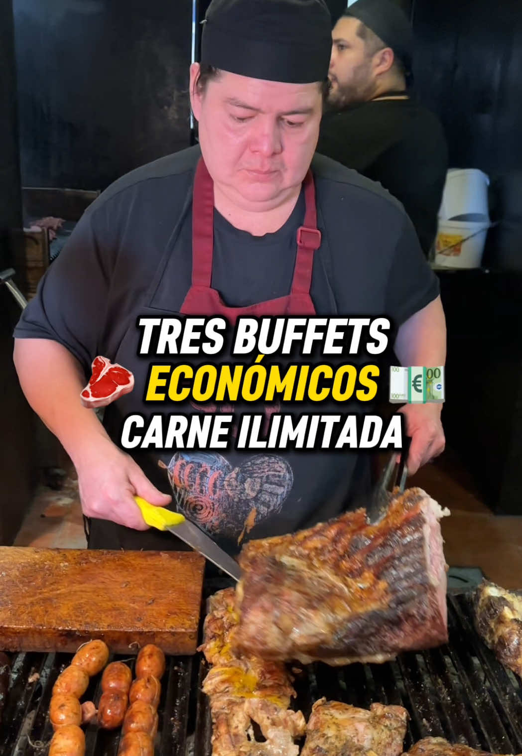 🤩 3 buffets para comer carne BARATA al ser sin límite en Madrid: 📍 The Knife: C. de Arturo Soria, 126. Parrilla argentina 🇦🇷 que incluye: carne, mesa de salsas y acompañantes ilimitados. Postre, café y hasta 1 - 2 bebidas por persona 🤩. Por 24,50€ comidas de lunes a jueves, en cenas de domingo a jueves y viernes comida 28,50€ y de viernes noche a domingo comidas sube hasta los 35,50€❗️. 📍 Sabor Gaucho: C. de Orense, 83. Rodizio brasileño 🇧🇷 que incluye: entrantes, acompañantes, salsas y carnes ilimitadas, pero no bebida ni postres. A un precio de 30€ de lunes a viernes en comidas y por 33,90€ en cenas. Pero si vas en fin de semana o festivo el precio lo suben hasta los 37€❗️. 📍 Aumo Smoke & Grill: C. de Marcenado, 7.  Auténtico ahumador 🇺🇸 que incluye: salsas, acompañamientos y entrantes estilo texanos y carnes ilimitadas, pero no incluye bebida ni postre. A un precio de 27€ de martes a viernes y de 29€ los fines de semana, el más BARATO❗️. ¿Cuál es tu favorito? 🤩  #barato #buffetlibre #comidamadrid #comida #carne 