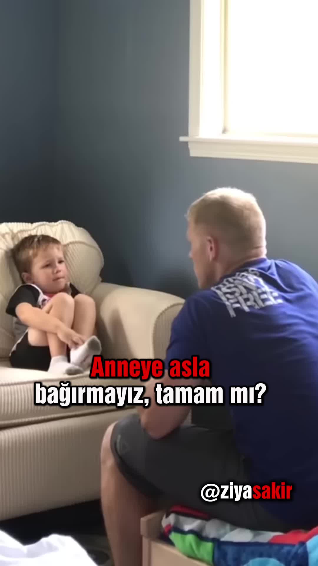 Bu evde herkesin uyması gereken iki kural var: saygı ve sınırlar. Kapıyı çarpmak, bağırmak veya hakaret etmek bunların hepsini yok saymak demektir. Kapı senin değil; ev ortak alan değilse bile saygı göstermeyi öğreten bir sınırdır. Anne sana saygı gösteriyor, sen de aynısını geri verirsin. Eğer kızgınsan, kapıyı çarpmadan çık, derin bir nefes al, sonra konuş. Tepkilerini değil, davranışlarını yönetmeyi öğren. Böylece hem aile huzuru korunur hem de gerçek saygı ve olgunluk gelişir. Kısa kural: Anneye bağırma. Kapı çarpma. Önce sakin ol, sonra konuş. Kaynak: ViralSnareRightsManagement - YT 🎬 … #aile #sevgi #anne #çocukgelişimi #çocukpsikolojisi #ebeveyn #reklam #kişiselgelişim #farkındalık #girişimcilik #ziyaşakiryılmaz