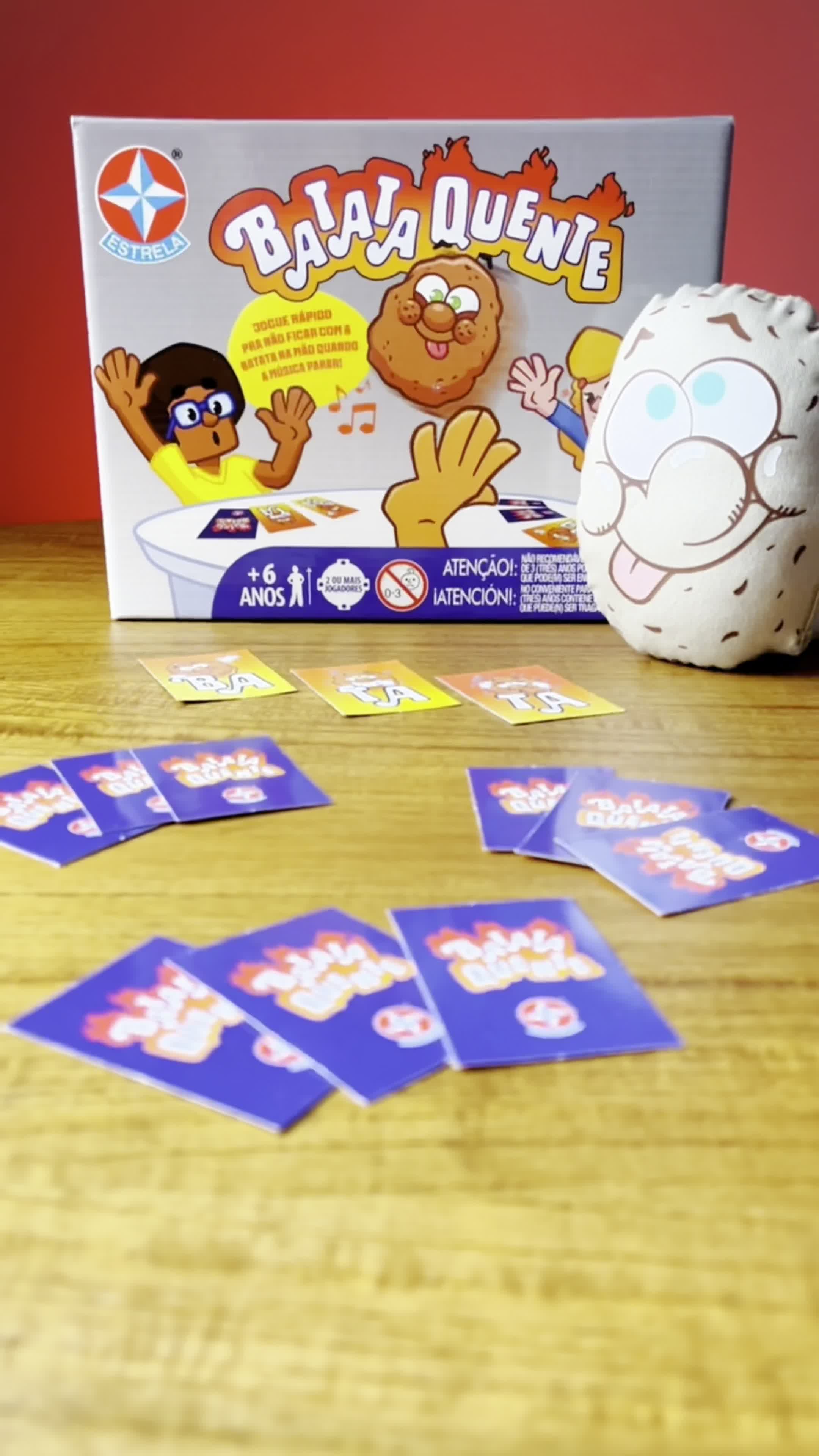 Pensou demais? Perdeu! 😅 No Batata Quente, o segredo é agir rápido e passar a batata antes que a música pare! A cada rodada, a tensão aumenta, e quem ficar com a batata na mão... já sabe: vai assar! 🥔🔥 Quem da sua turma seria o primeiro a deixar a batata assar?🔥🤣 Que tal cometar o @ aqui nos comentários? 🛒Você encontra o jogo Batata Quente exclusivamente em nosso site: www.estrela.com.br #brinquedosestrela #jogo #jogos #jogosestrela