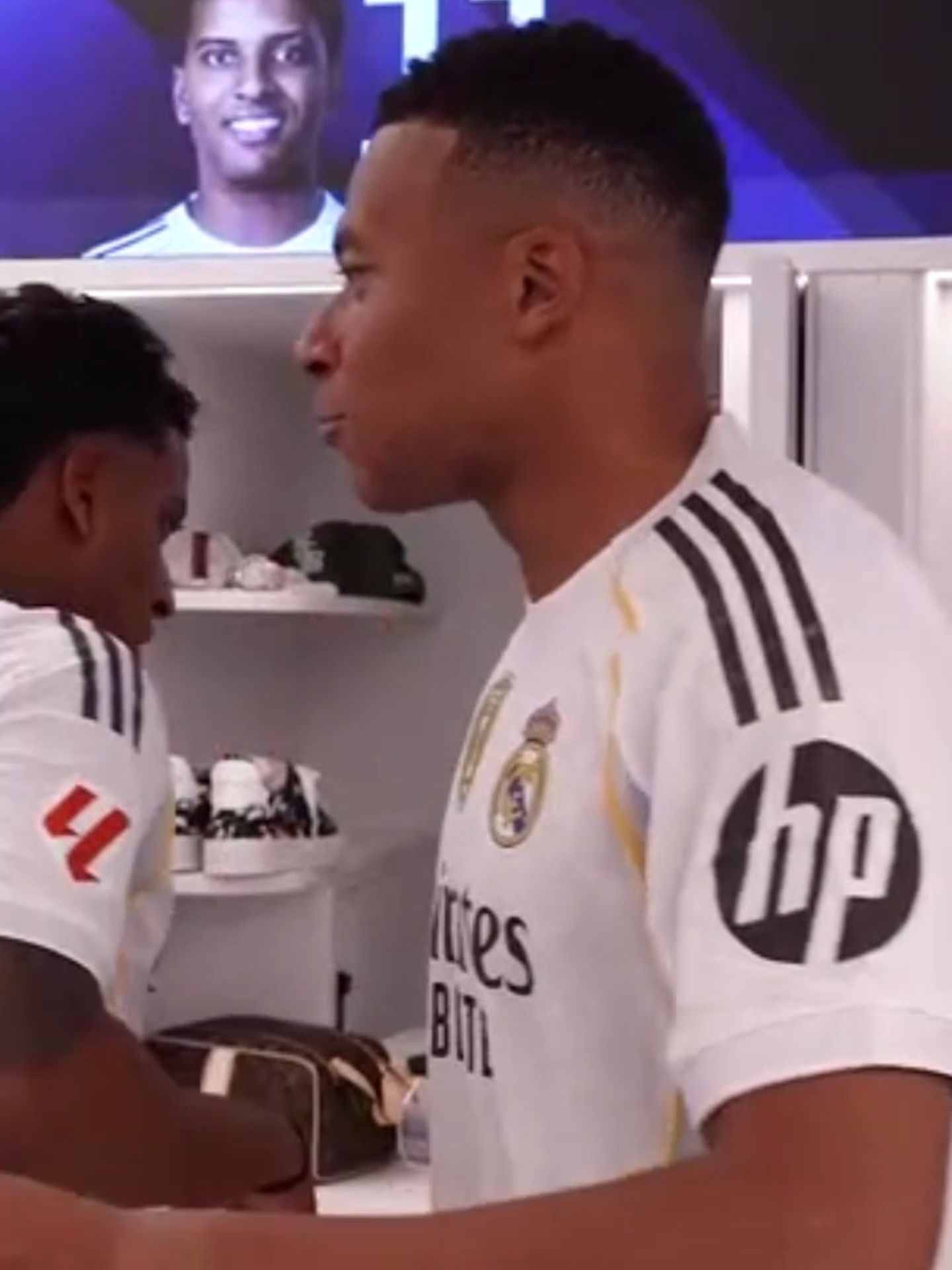 A COMEMORAÇÃO DEPOIS DE VENCER UM EL CLÁSICO! 👏🇪🇸 Esse era o clima no vestiário do Real Madrid depois da vitória contra o Barcelona, no Bernabéu. São os favoritos para o título? 🏆 #MFM #CampeonatoEspanhol #LaLiga #RealMadrid  🎥 @realmadrid