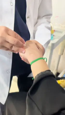 رفعت رأسي للاعلى رجوتُ الله ونظرت الى قطرات عيناي تنهمل بلا توقف ما بيدي حيله لفعل شيء.#اكسبلور #مشاهير_تيك_توك #قران_كريم 