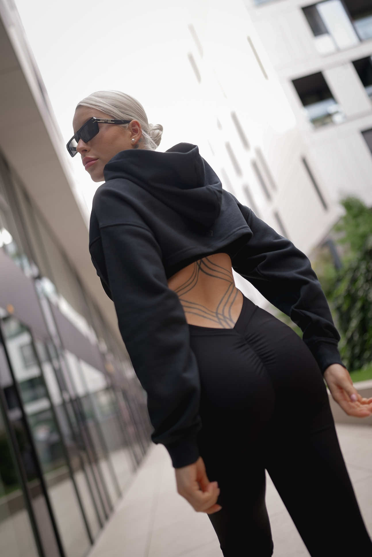 Ieri s-au implinit 3 saptamani de postpartum.🫶🏻 In perioada asta incerc sa imi ascult corpul si sa il las sa revina singur, in ritmul lui. Stiu ca dureaza, dar nu vreau sa grabesc nimic. Ma bucur sa il observ, sa vad cum se schimba de la o zi la alta si cum isi regaseste echilibrul. :) Stiu ca sportul poate fi reluat usor abia dupa saptamana 6, dar recunosc ca abia astept acel moment. 🫶 Mi-am pregatit deja tinutele mele preferate de la @gymglamour_ro , piese noo si cool, in culori superbe🤎. Au sustinere buna si sunt potrivite pentru perioada in care voi reveni treptat la miscare. Pana atunci, daca aveti nevoie de motivatie cu echipamente noi, aveti -30% reducere la tot pe gymglamour.ro, folosind codul CARMEN30. Promotia este valabila intre 27.10 - 02.11 incepand cu ora 12.00. #AD @Gym Glamour 