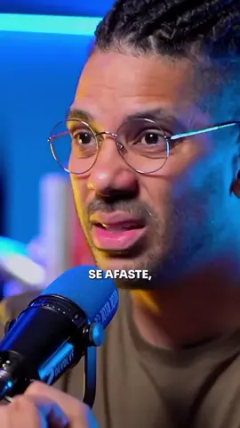 🗣️ “Tudo no universo é frequência. Os seus pensamentos, suas emoções e até as pessoas que você atrai vibram em uma sintonia específica. Quando você muda a sua frequência, você muda a sua realidade. Quer atrair paz, amor e prosperidade? Então começa vibrando isso agora. Porque o universo não te entrega o que você quer… Ele te entrega o que você é.” Mude sua vibração, e o universo muda com você 🌌✨ #F#FrequênciaE#EnergiaPositivaL#LeiDaAtraçãoA#AutoconhecimentoVibraçãoAlta