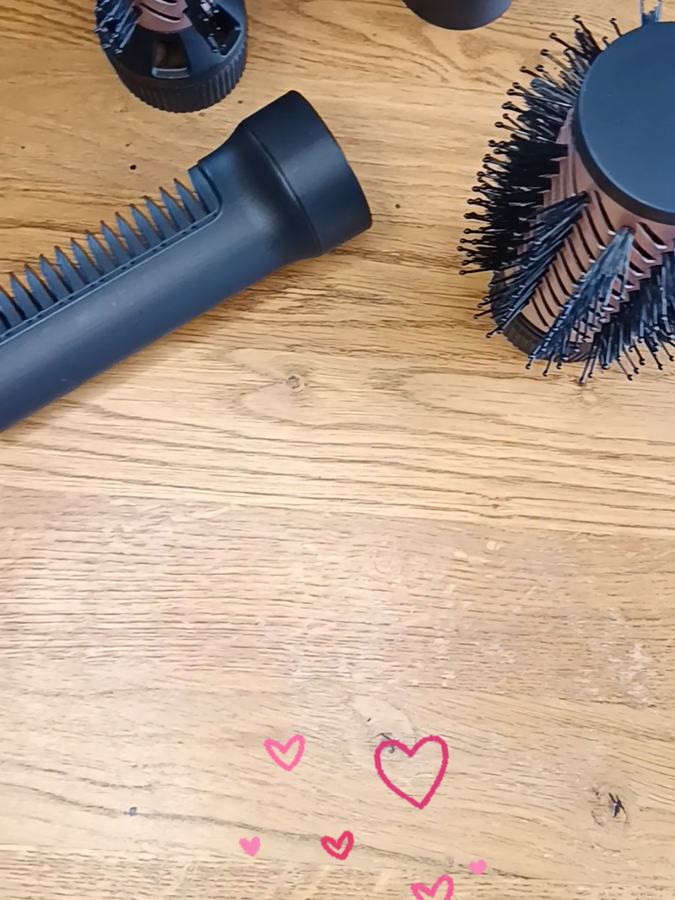 Énorme coup de coeur pour cette brosse soufflante rotative. Moi qui suis incapable de réaliser un brushing avec une brosse et un sèche cheveux, je suis totalement fan de cette brosse 5en1 Facilité et rapidité pour cette pépite à petit prix ‼️  #tiktokshop #brossesoufflante #cheveux #brushing #beauty 