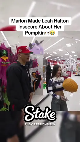 Bro made her insecure about her pumpkin😳 #marlon #leahhalton #pumpkin #twitch #fyp 