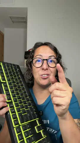 Aprende a liberar espacio en tu PC con el comando %temp%. Este método te permite borrar archivos temporales de Windows y recuperar almacenamiento sin instalar ningún programa externo. En este Reel te enseño: • Cómo limpiar la carpeta TEMP correctamente • Aumentar la velocidad del PC eliminando basura del sistema • Optimizar el rendimiento en Windows 10 y Windows 11 • Qué archivos puedes borrar sin riesgo Este proceso es útil si tu ordenador va lento, se queda sin memoria o aparece el aviso de poco espacio disponible. Long tails integradas: • cómo liberar espacio en pc windows con %temp% paso a paso • borrar archivos temporales en windows 10 y 11 de forma segura • acelerar pc lento sin programas • trucos para ampliar almacenamiento interno en windows 📌 Guarda este Reel para hacerlo periódicamente y mantener tu equipo optimizado. 💬 Cuéntame cuánto espacio has recuperado después de aplicar este truco. #LiberarEspacioPC #AcelerarPC #OptimizarWindows #PCLento #BorrarArchivosTemporales         