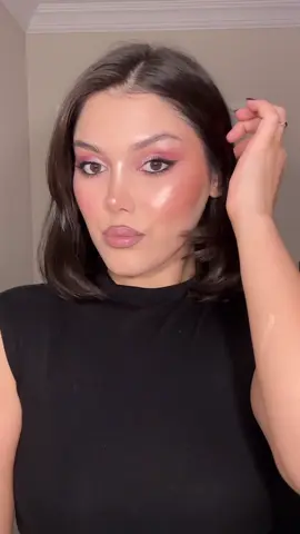 Makyajımı nasıl buldunuz kızlarım🫠🩷  Kullandığım ürünler  @esteelauderturkiye double wear fondöten  @narsissist kapatıcı vanilla light 2 rengi @fentybeauty butter toz pudra @charlottetilbury likit bronzer  @makeuprevolution forever flawless far paleti nova green  @narsissist allık 950 thrill @sephoraturkiye collection dudak kalemi no 12 @oriflameturkiye the one ruj blushing nude  Dudak üstünde kullandığım @gratistr beaulis likit far 585  #makeupbynilsuunal #makeup #makeuptutorial reklam yok