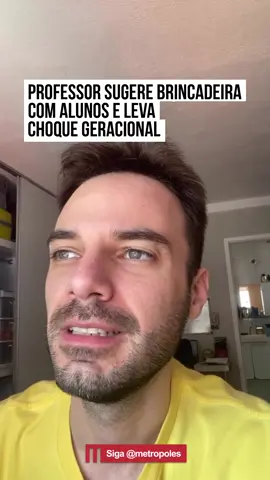 📞😂 Durante uma aula, o #professor Daniel quis reviver uma das brincadeiras mais clássicas da infância: o famoso “#telefone sem fio”. Mas o que era pra ser um momento #nostálgico virou uma verdadeira aula sobre o tempo que passou.  Quando ele sugeriu a brincadeira, um alumo soltou: 