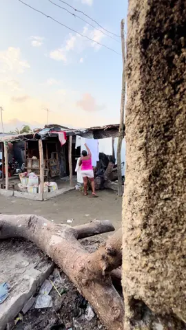 Prank on a lady unhanging clothes, she was very nice and friendly to me regardless am a total stranger. She’s a nice lady 