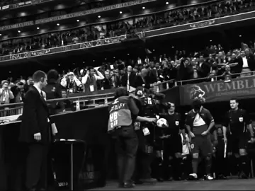 على أطراف الحنين، وقفت أتأمل ما بقي من العمر، أيام تمشي، وأيام تلوّح من بعيد ولا تعود. كم غادرنا ونحن نظن أننا باقون، وكم بقينا في أماكن ما عاد فيها أحد. كل شي تغيّر… إلا الذاكرة، ما زالت تحفظ الوجوه كأنها وعد لم يُكمل#fyp #barcelona #messi 