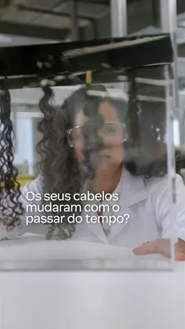 Você percebeu alguma transformação nos seus cabelos ao longo do tempo? Com o passar dos anos, os fios e o couro cabeludo também revelam os sinais do tempo. Assim como a pele, eles sofrem alterações em densidade, textura e resistência. A nova linha Natura Lumina Antissinais Regenerador Capilar foi desenvolvida para atuar nesses sinais, prevenindo e revertendo os primeiros sinais do grisalhamento, além de tratar o envelhecimento dos fios. Com tecnologia inovadora e resultados cientificamente comprovados, a linha protege e trata profundamente desde o couro cabeludo, recuperando a vitalidade dos cabelos. Os resultados são fios 100% alinhados e até 3x mais resistentes! Edjane Lima, cientista responsável por Natura Lumina, explica a tecnologia que torna essa fórmula um avanço no cuidado capilar. Você encontra os produtos Natura com as Consultoras de Beleza, nas lojas físicas, app ou site oficial.   #NaturaLuminaAntissinais