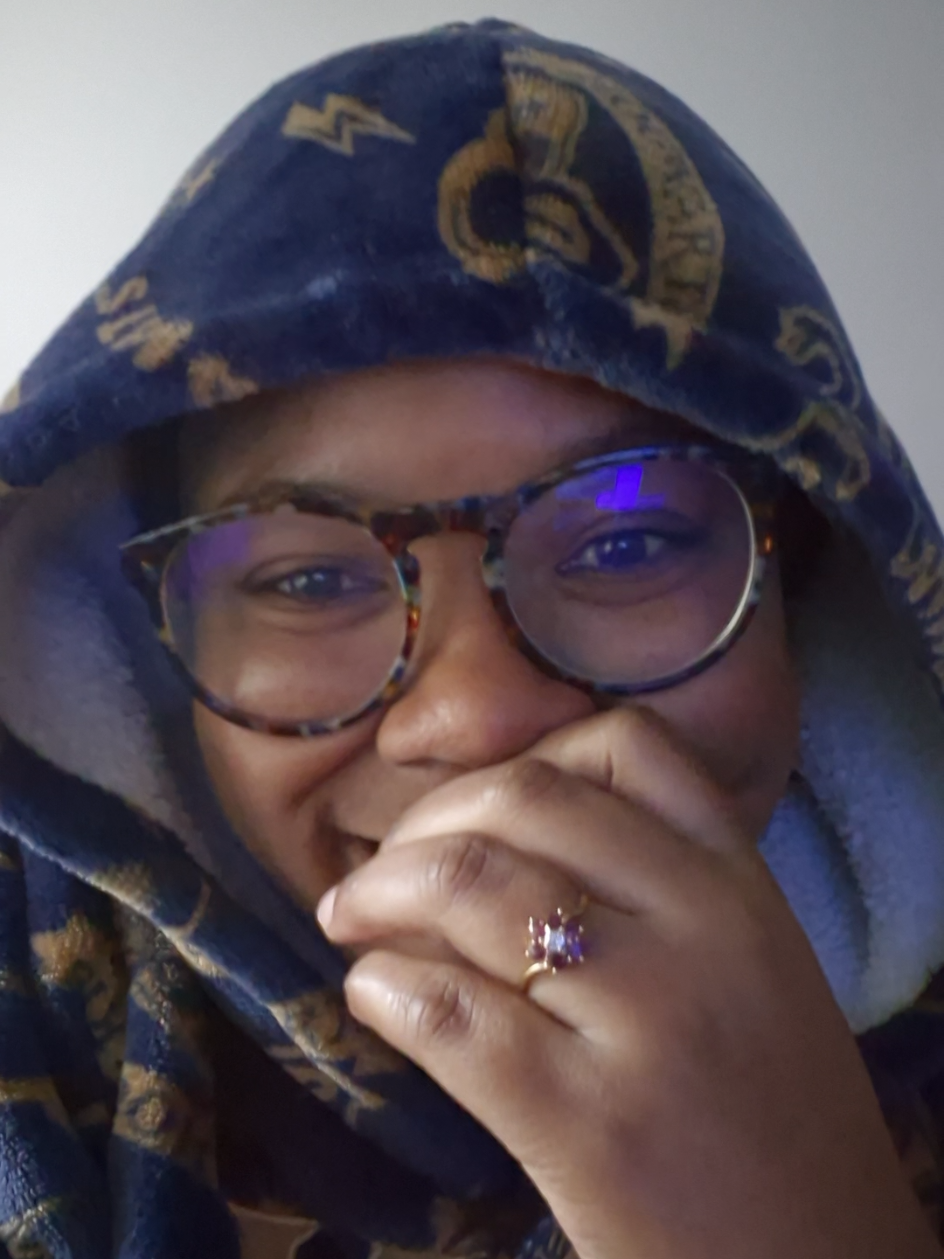 Who in the production team gave them the green light for this? 😂😂 On a serious note, praying for my family, friends and small island home! Stay safe! 🇯🇲🙏 #jamaica #hurricanemelissa #frenchnews #jamaicantiktok #hurricane 