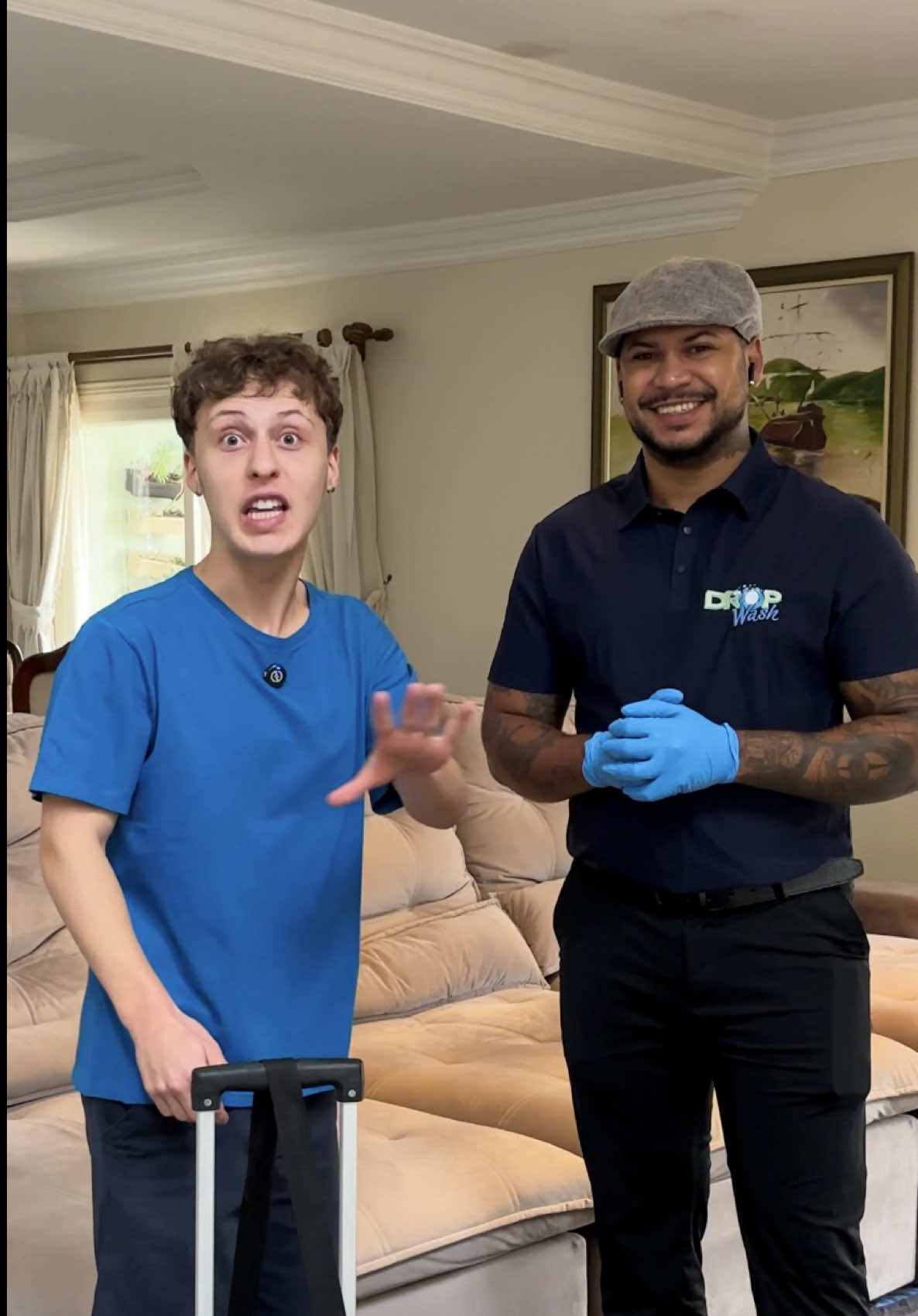 Vcs também fazem muita sujeira? Kkkk 😂 Confesso que eu não percebia até o Pedro da Drop Wash dar um jeito no nosso sofá e cadeiras e eu ver o quão sujo eles estavam… 😅 E o bom é que seca entre 6 a 12 horas!! Agora eu só preciso convencer a Moniquinha a deixar eu usar o sofá de novo 😁 #filho #adolescente #pais #jovem #GabrielAlves 