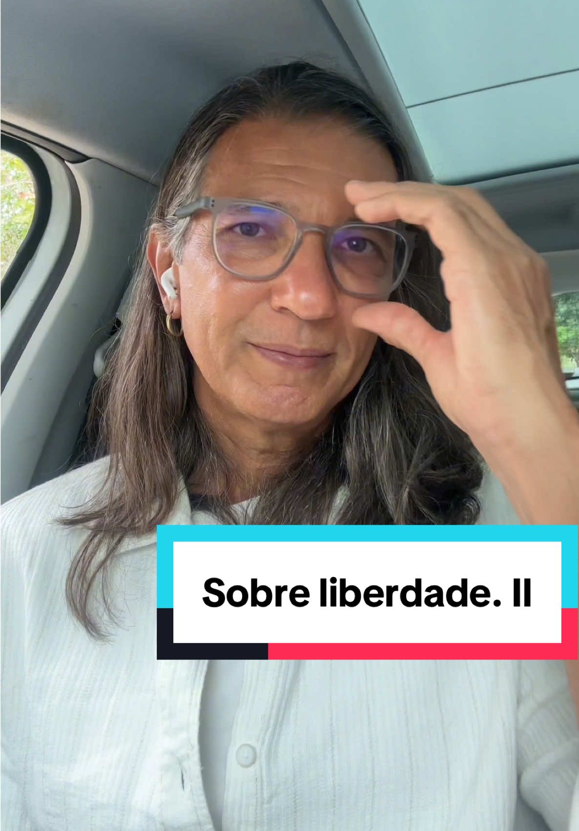 Nada revela mais a confusão humana sobre a liberdade do que acreditar que ser livre é apenas seguir o prazer. Fazer tudo o que se quer, o tempo todo, é ser refém do próprio impulso. É a mente buscando sua dose diária de dopamina,  o prazer rápido, fugindo do tédio, evitando o esforço. Mas isso não é escolha, é reação. Kant chamava isso de heteronomia: quando a vontade é controlada por algo fora de você, o desejo, o medo, a aprovação dos outros. Kierkegaard dizia que viver assim é o desespero estético, estar sempre fugindo de si mesmo. Ser livre, de verdade, é ter coragem de agir por dever. É estudar mesmo sem ânimo, treinar mesmo cansado, conversar quando preferia fugir. É vencer a parte de você que quer o caminho fácil. E você? O que a sua vontade tem mandado em você fazer, e o que você realmente deveria estar fazendo? Comenta aqui! 👇🏽 #Liberdade #concursopublico #filosofiadevida