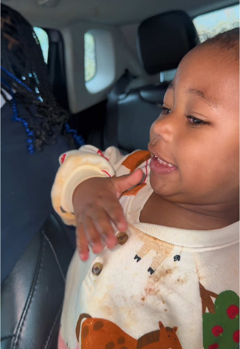 Okay, I packed everyone’s lunch this morning. I packed yours too so how much did you eat?! Let’s see how much the girls ate today I was actually really surprised with how much Ariyah ate because she doesn’t really eat at school I think it’s because they have a big breakfast, but she didn’t really well today okay what’s for lunch tomorrow?… for the kid that doesn’t like basic school lunches. #viral 