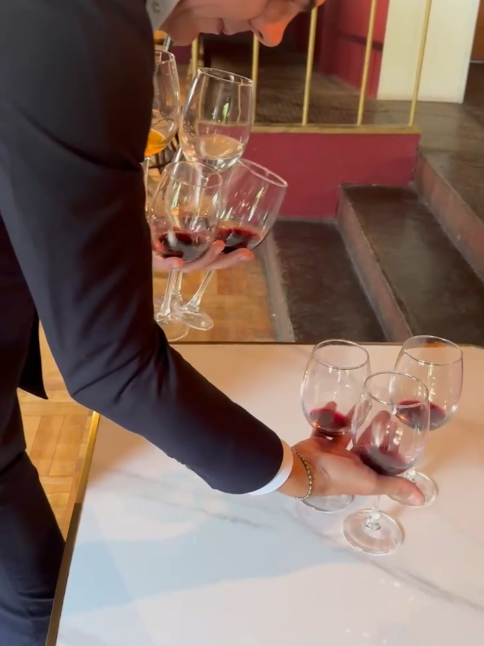 Señores… el servicio también tiene sus excepciones. 🍷 A veces no hay bandeja, el cliente no puede esperar y el compañero la está usando… pero eso no significa perder la elegancia ni la técnica. Porque al final, servir bien no es seguir reglas al pie de la letra —es saber adaptarse. 😉