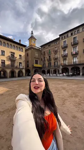 La città low-cost ad un’ora da Barcellona che ancora non conosci 🤫 Hola, sono Mary e vivo a Barcellona 🏡🐠 Ma oggi ti porto a scoprire una città catalana che quasi nessuno conosce 👀 Ti consiglio di passare una notte qui, e di approfittarne per visitare anche il monastero di Montserrat 🚡 A solo un’ora e un quarto di treno o autobus da Barcellona, puoi  🏛️Ammirare un tempio romano perfettamente conservato 🤩Passeggiare in una piazza medievale considerata una delle più belle della Catalogna: 📍Plaça Major 🎰Visitare il suo famoso casinò storico 😴Qui puoi dormire a partire da 35€ a persona. Io ho soggiornato all’Hotel J. Balmes 🎶musica dal vivo nei locali locali: ti consiglio di passare al 📍Jazz Cava 😋Mangiare in ristoranti super originali come La Ciutat dels Sants Mi trovavo in Catalogna, a 📍Vic Tu l’avevi già sentita nominare?👇🏻 #barcellona #viaggiarecontiktok #viaggiacontiktok 