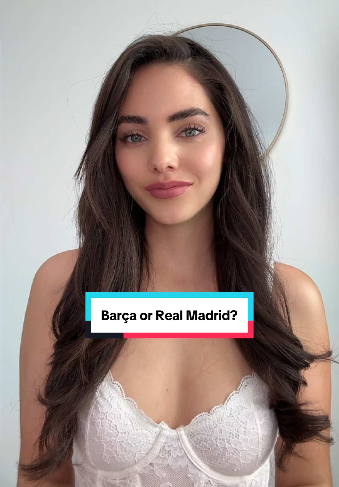 Necesito tu ayuda! Esto va más allá del fútbol… es historia, emoción y familia 💙🤍 #ElClasico #BarcelonaVsRealMadrid” “No importa el país, todos tenemos un equipo. ¿El tuyo cuál es? ❤️💙#Leyendas #ElSalvador”