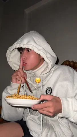 Mì cay không làm anh rơi nước mắt, nhưng em thì có thể 🥲 