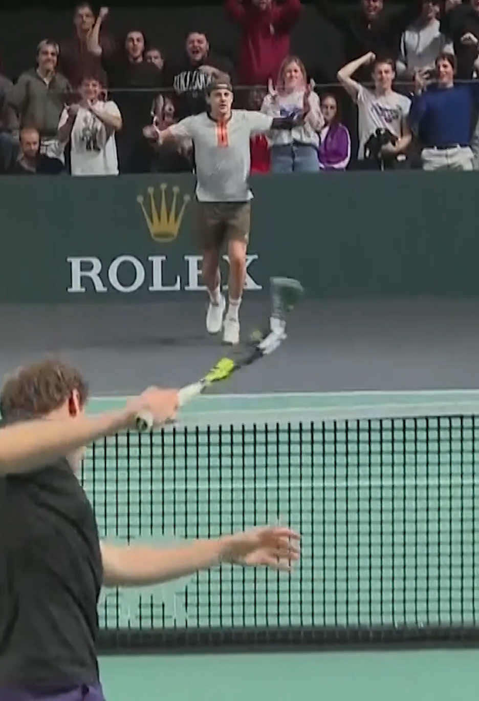 🕺 Moonwalking into the next round! 👏 Zizou Bergs shows his moves as Alex Michelsen smashes his racquet at the end of their match at the Paris Masters! 🇫🇷