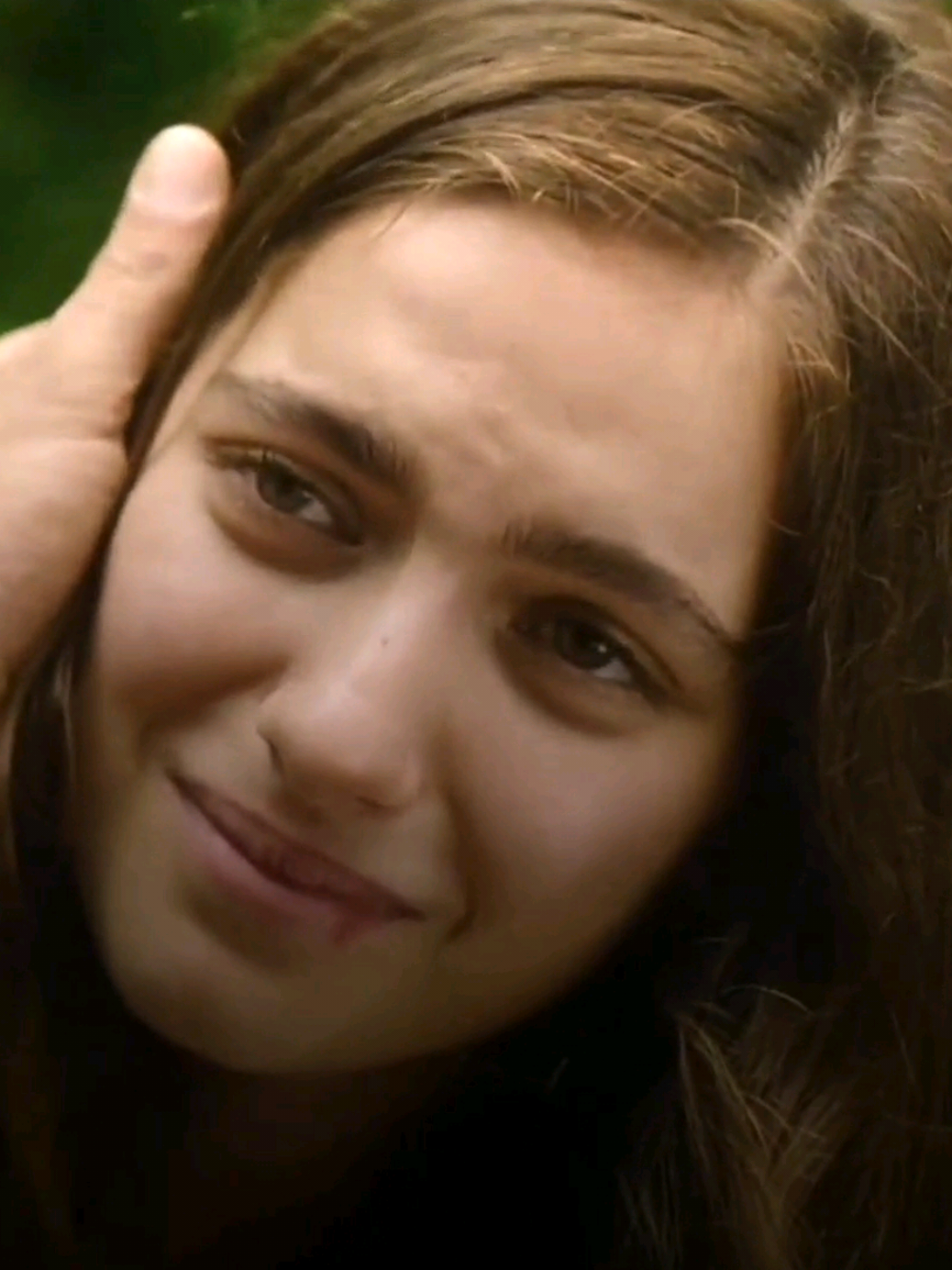 الا شوي يحرق طرابزون علمودها وكل  هذا ومايعرف هيَ بنته لو عرف شلون 😔❤️❤️؟ #taşacakbudeniz #هذا_البحر_سوف_يفيض #مسلسلات_تركية #edit #fyppppppppppppppppppppppp 