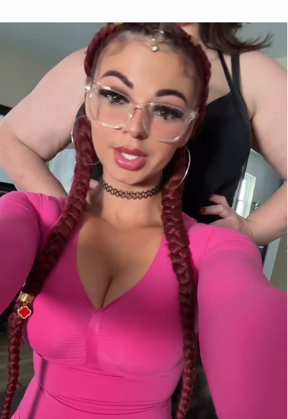 My daughter won’t be impressed by you, tiny little one @MsTriggaHappy #tallwomen #amazonian #amazonamanda #tallgirl 