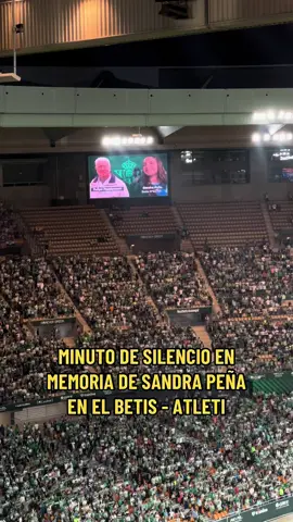 🟢🕊️ Sentido minuto de silencio en memoria de Sandra Peña en la previa del Real Betis - Atlético de Madrid. 🗣️ 