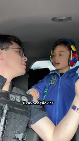 Lembro muito bem de quando eu tentava conversar com ele, e não respondia, não interagia, com muito custo repetia algumas palavras. Hoje ele chega na escola e quer dialogar, mesmo atrasado para o trabalho eu procuro ficar mais um minuto. É maravilhoso ver ele perguntando coisas aleatórias, sabendo que isso é resultado de muita insistência 💙 . . . . #autista #autismo #fyp 