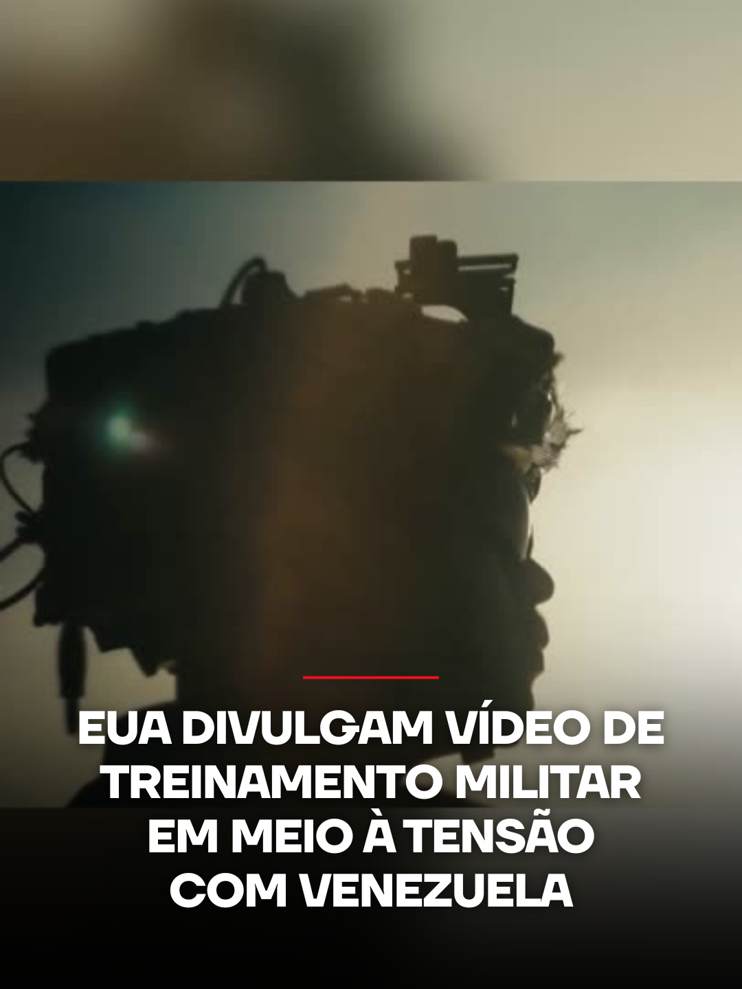Os Estados Unidos divulgaram nesta segunda-feira (27) um vídeo que mostra fuzileiros navais em treinamento em meio à crescente tensão com a Venezuela. As imagens foram registradas em uma base militar em Porto Rico, onde os exercícios, segundo o Comando Sul, têm como objetivo “interromper o tráfico ilícito de drogas e proteger a pátria”. O vídeo exibe operações anfíbias, voos de caças F-35 e simulações de interceptação de rotas de drogas. O Comando Sul afirmou que os militares são “guerreiros de elite prontos para enfrentar qualquer desafio” e que o treinamento faz parte das prioridades estratégicas do governo Donald Trump na ofensiva contra o chamado “narcoterrorismo”. A operação ocorre em meio ao envio de novas forças para a região, reforçando a presença militar norte-americana no Caribe. Na última sexta-feira (24), o Departamento de Guerra anunciou o deslocamento do porta-aviões Gerald R. Ford Carrier Strike Group para próximo das costas venezuelanas, o que aumenta as preocupações sobre possíveis ações ofensivas. Trump também autorizou a CIA a realizar “ações letais” na Venezuela, em mais um movimento que eleva a pressão sobre o governo de Nicolás Maduro. 🎥 Reprodução: X/U.S. Southern Command 📺 Confira na JP News e Panflix #Internacional #Geopolítica #Exército #EUA #Venezuela