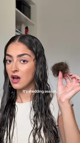 It’s giving 🍂 fall 🍂 literally. 😭 #sheddingseason #hairfall #whatthehelly 