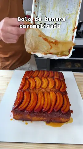 Bolo de banana caramelizada  Massa amanteigada  Ingredientes  5 ovos 400g de açúcar 300g de margarina 500g de farinha de trigo 200 ml de leite 20g ou 1 colher de fermento químico Massa amanteigada  1. Pré-aqueça o forno a 180 °C. Unte e enfarinhe a forma.  2. Na batedeira, bata 5 ovos + 400 g de açúcar + 300 g de margarina por uns 5 a 7 minutos, até virar um creme bem claro e fofo.  3. Peneire os secos: 500 g de farinha de trigo + 20 g (1 colher sopa) de fermento químico.  4. Acrescente a farinha aos poucos, intercalando com os 200 ml de leite, sempre em velocidade baixa, até incorporar. (Se quiser, adicione essência de baunilha ou raspas de limão nessa etapa).  5. Coloque a massa na forma preparada, dê leves batidinhas para tirar bolhas de ar.  6. Asse por cerca de 40–55 minutos, até o palito sair limpo.  7. Deixe descansar 10 minutos na forma e desenforme Para a calda 4 xícaras de açúcar e 1 1 e meia xícara de água ….primeiro derreter o açúcar, mexendo sempre para não queimar, após derreter, adicione a água, mexa um pouco e deixe ferver por 5 minutos   #receitasfaceis #bolos #bolosimples  #bolosimples #dessert  