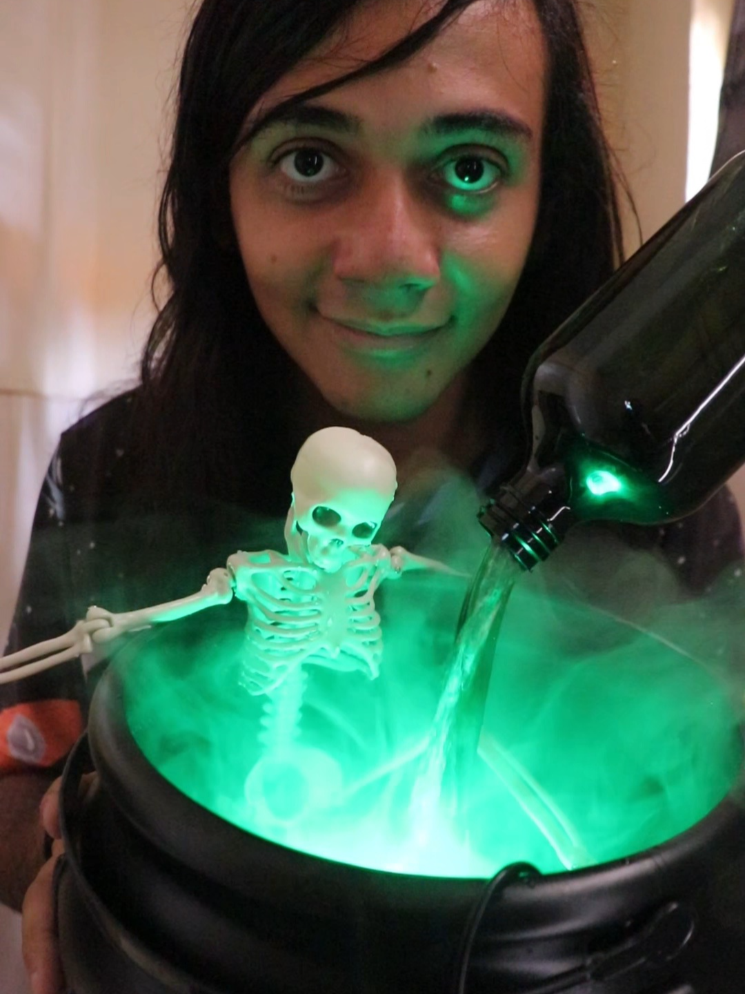 Testei um caldeirão de Halloween com uma garrafa que FLUTUA