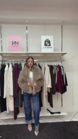 Morbida, Calda, Super Chic! ✨ Il capo più amato dell’inverno 💕 Pelliccia corta in ecopelliccia effetto nuvola ☁️: morbidissima al tatto, voluminoso colletto e taglio over super femminile. Perfetta su jeans o pantaloni eleganti per un look da vera it-girl 💃🏻 Disponibile in color taupe neutro, facile da abbinare a tutto 🤍 🔥 Non lasciartela scappare — clicca Aggiungi al carrello e portala subito a casa! #fyp #tik_tok #normaleclothing #fashiontiktok 