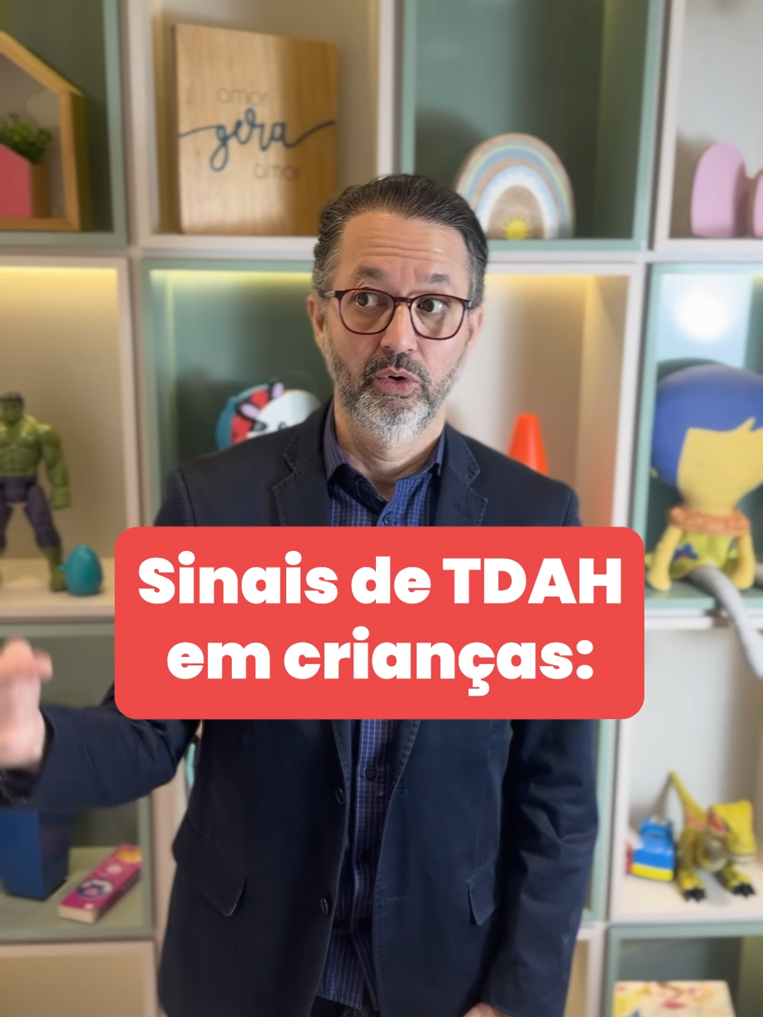 Na primeira infância, o TDAH nem sempre é fácil de perceber. A criança parece não ouvir, muda de brincadeira o tempo todo, interrompe conversas e parece estar “ligada no 220”. Mas isso não é birra — é o cérebro com dificuldade em regular atenção e impulsos. 🧠 Quanto antes entendemos esses sinais, mais cedo podemos intervir e ajudar no desenvolvimento. 💛 #pais #maes #filhos