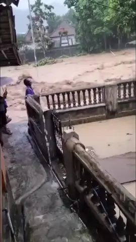 Pada hari ini senin 27 Oktober 2025 telah terjadi Banjir bandang menerjang sukabumi Jawa Barat tepat nya di kampung Tugu Desa CiKahuripan setidaknya 1500 Jiwa terdampak akibat banjir bandang ini.