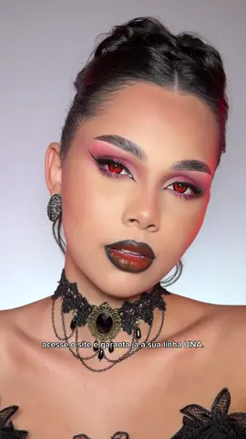 Make de vampira chique? A @Hérika Souza sabe o como usar o seu poder. 🖤 Ela usou Natura Una pra criar o look com: 👁️ Pro Palette, alta pigmentação e acabamento matte e glow. 🖋️ Delineador Matte Peel Off, longa duração e remoção fácil. 💋 Batom Extremo Conforto, ultra cremoso e hidratante por 24h. #HalloweenNatura #ClãNatura #NaturaUna