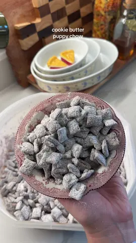 @Biscoff cookie butter is that girl so of course I’m gonna make puppy chow this holiday season with cookie butter - and it’s so goooood #HolidayTreats #partysnacks #christmastreats #christmassnacks #EasyRecipes @Chex Mix @Nestlé @DominoSugar @Sterilite Corporation 