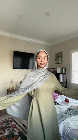 Wearing a small 🤍 #abayagirls #abayafashion #hijabifashion 