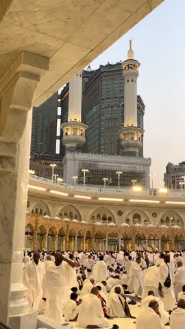 سمعتُ النداءَ فهاجَ الفُؤادْ وحنَّ إلى ربِّهِ في السُّجودْ نَداءٌ يُعيدُ إلى الرُّوحِ نُورًا ويغسلُ عنها غُبارَ الجُحودْ 🤍🪴'  ⸻ #مكةالمكرمة #مكة_المكرمة_السعودية #المسجدالحرام_الكعبه_المكرمه🕋 #اكسبلور #تصويري 