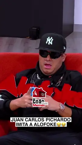 En La Casa de Alofoke 2, Juan Carlos Pichardo se robó el show. 🎭 Durante un rato de relajo, se puso a imitar a  Santiago Matías (Alofoke) y lo hizo con tanta precisión que los participantes no aguantaban la risa. 🤣 Cada gesto, cada palabra y cada muletilla fueron tan exactos que parecía que Los Foques estaban ahí mismo en persona. La casa completa se llenó de risas, y hasta los que intentaban mantenerse serios terminaron doblados de la risa. 😂 Sin duda, uno de los momentos más cómicos y naturales vividos en La Casa de Alofoke 2.   #lidommemes #fyp #liceycampeon💙💙💙 #aguilascibaeñas💛🦅 #lacasadealofoke 