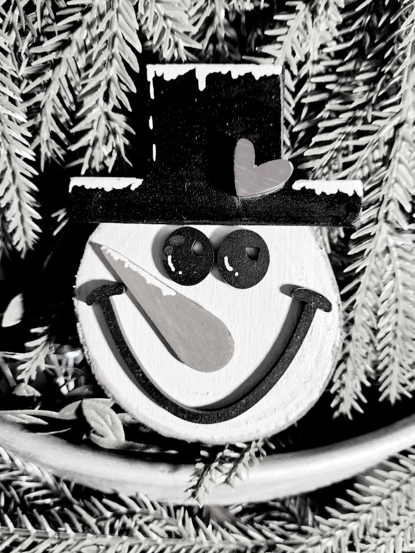 @MakerFlo wood rounds are not only for lasering😄 #snowman #snowmanornament #rusticchristmas #christmascrafts #handmadegifts 