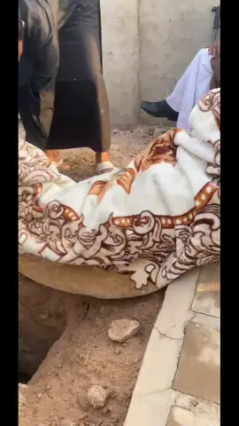 س١: هل صحيح ان القبر يضم الميت؟  ج/ نعم صحيح يضم الميت، ففى الحديث الصحيح : (إن للقبر ضغطةً لو كان أحد ناجيًا منها لنجا سعدُ بن معاذ). رواه أحمد. ______________________ س٢: وهل ينجو أحد من ضمة القبر؟ ج/ لا ينجو احد، بل إن كل ميت يُضيّق عليه في قبره. ______________________ س٣: هل المؤمن  يضمه القبر؟ ج/ #نعم حتى المؤمن، ولكن المؤمن يفرج عنه بعد الضم، اما الكافر فيُضم فى قبره وتعصره الارض حتى تختلف عليه أضلاعه. #سعد بن معاذ رضي الله عنه، الذي قال عنه النبي صلى الله عليه وسلم : (هذا الذي تحرَّك له العرش، وفُتِحَت له أبواب السماء، وشهده سبعون ألفًا من الملائكة، لقد ضُمَّ ضمةً ثم فُرِّج عنه). رواه النسائى وصححه الألباني. #وفى الحديث : (لو نجا أحدٌ من ضمَّة القبر، لنجا سعدُ بن معاذ، ولقد ضُمَّ ضمةً، ثم رُخي عنه). رواه الطبراني وصححه الألباني.   ______________________ س٤: هل الطفل الصغير يضمه القبر ايضا ؟  #نعم، فضمَّة القبر هول شديد رهيب، والأخطر أنه لا ينجو منها أحد حتى الصبي الصغير، فقد دُفِنَ صبيٌّ عهد النبي صلى الله عليه وسلم، فقال رسول الله صلى الله عليه وسلم : (لو أَفْلَتَ أحدٌ من ضمَّة القبر لنجا هذا الصبي). رواه الطبراني وصححه الألباني. ______________________ س٥: هل هذه الضمة شديدة وهل فيها عذاب للميت؟ ج/ #فقد اختلف العلماء فى هذه الضمة، فمنهم من رآها شديدة، وفيها هول على الميت، حتى المؤمن ثم يفرج الله عنه.    ______________________