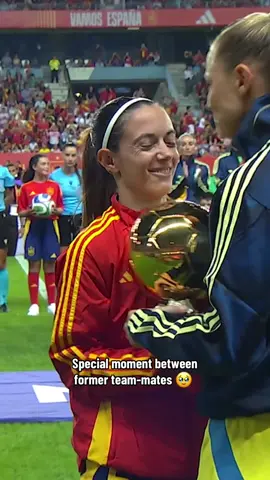 A moment of pure respect 🥰 #UWNL #AitanaBonmati #FridolinaRolfo #WomensFootball 